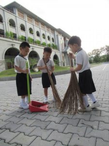 赶走水灾年兽篇：清扫落叶赶走年兽爱地球。