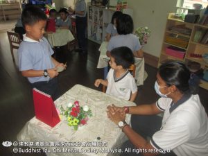 攻占：有礼办家家酒。幼儿把课室布置成餐厅。餐桌上有花和餐牌，还有彬彬有礼的服务员。服务员要秉着不跑、不跳、不乱叫的三个原则來完成工作。[摄影者：Thayalieny]