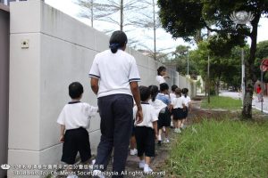 整齐列队，孩子们有秩序的走在路旁，保护自己的安全。 （摄影者：黄翊晴）