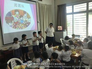 六岁班小司仪为大家介绍团圆饭的意义。