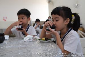 第一天课，孩子们学习品茶方法，手势龙口含珠握着茶杯，茶托放在在手掌上，展现道气十足！