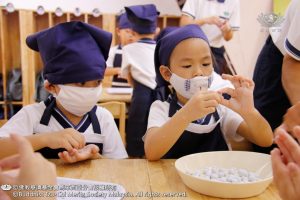 “我搓，我搓，我搓搓搓！”孩子用小手搓出饱满圆润的汤圆。 （摄影者：邝奕谦）