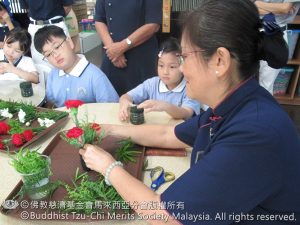 聆听静思花道老师的解说。