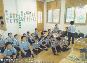 慈幼班今天一起来做兰花寿司， 慈濟幼儿园教職人員负责指导孩子们分组自制今天的回程点心。