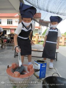 学习放火炭，原来火炭是不可以叠在一起的，需要有空间才能起火。