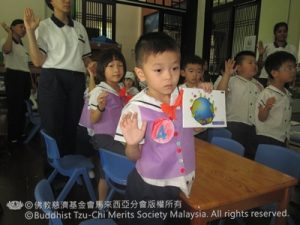 【蔬果护照】要上蔬果星球前，我们要一起来宣示，素食爱动物，素食爱健康，素食爱地球。