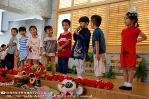 孩子们穿着漂亮的新衣裳，自信的走到台上说祝福语。 （摄影者：邝奕谦）