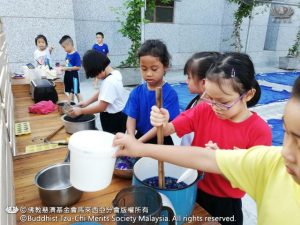 小女孩玩起辦家家酒，架勢十足。